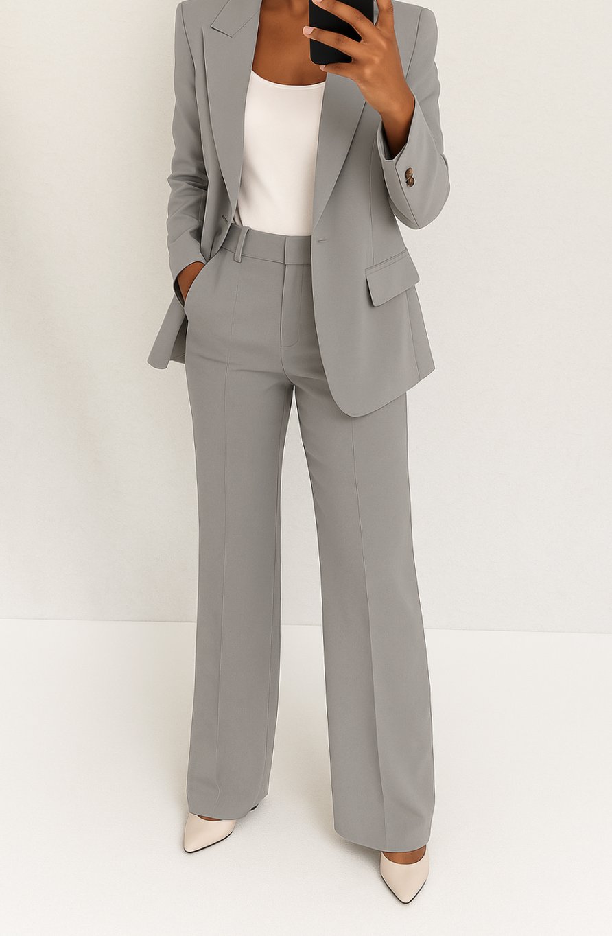 Chaqueta blazer entallada y pantalón recto mujer. Ropa de oficina cómoda y elegante para un look business casual.