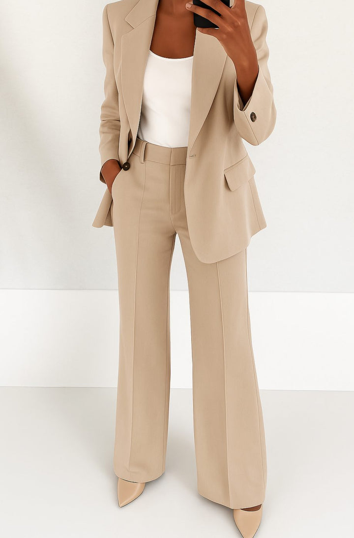 Conjunto profesional para mujer. Blazer chic y pantalón formal, estilo sofisticado para reuniones y eventos.