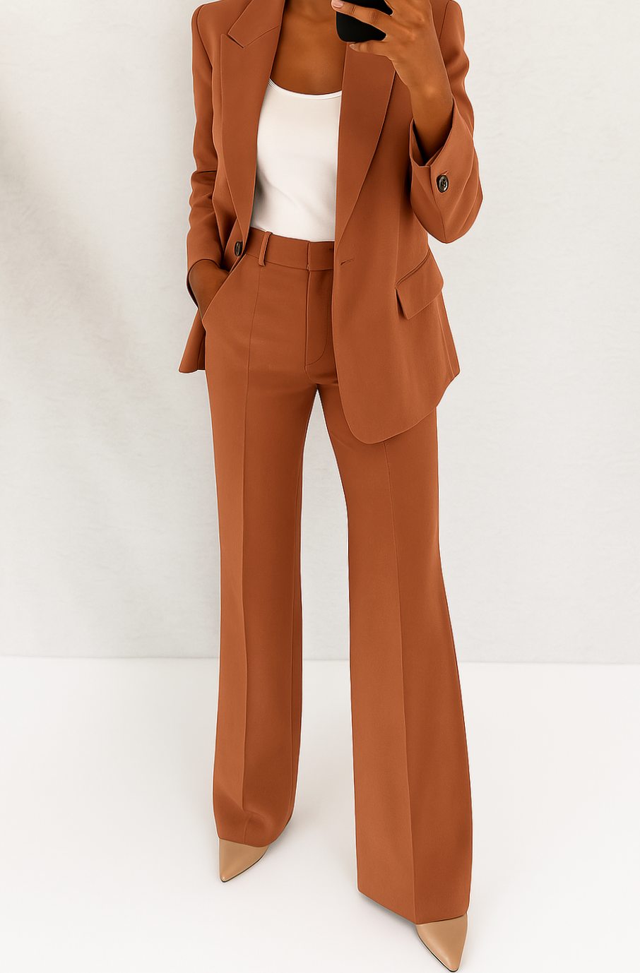 Outfit de mujer para trabajo. Conjunto de blazer y pantalón recto que ofrece un look moderno y profesional.