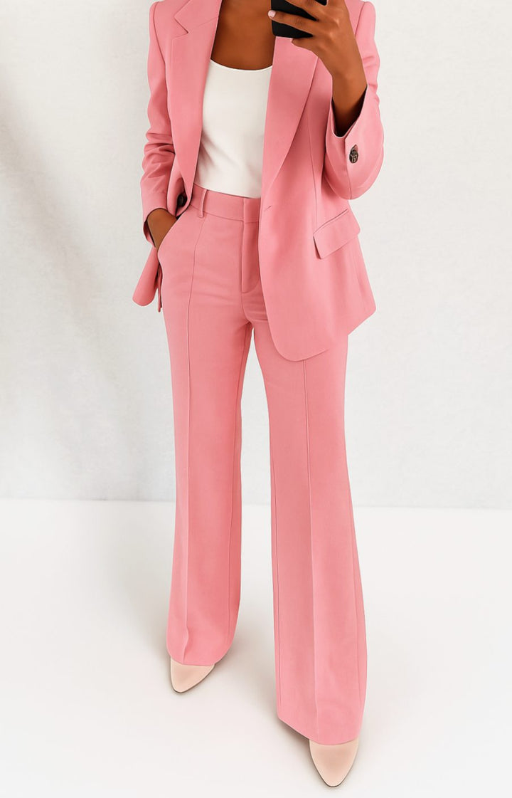 Elegante traje de dos piezas para mujer. Chaqueta sastre y pantalón formal, ideal para cualquier ocasión ejecutiva.