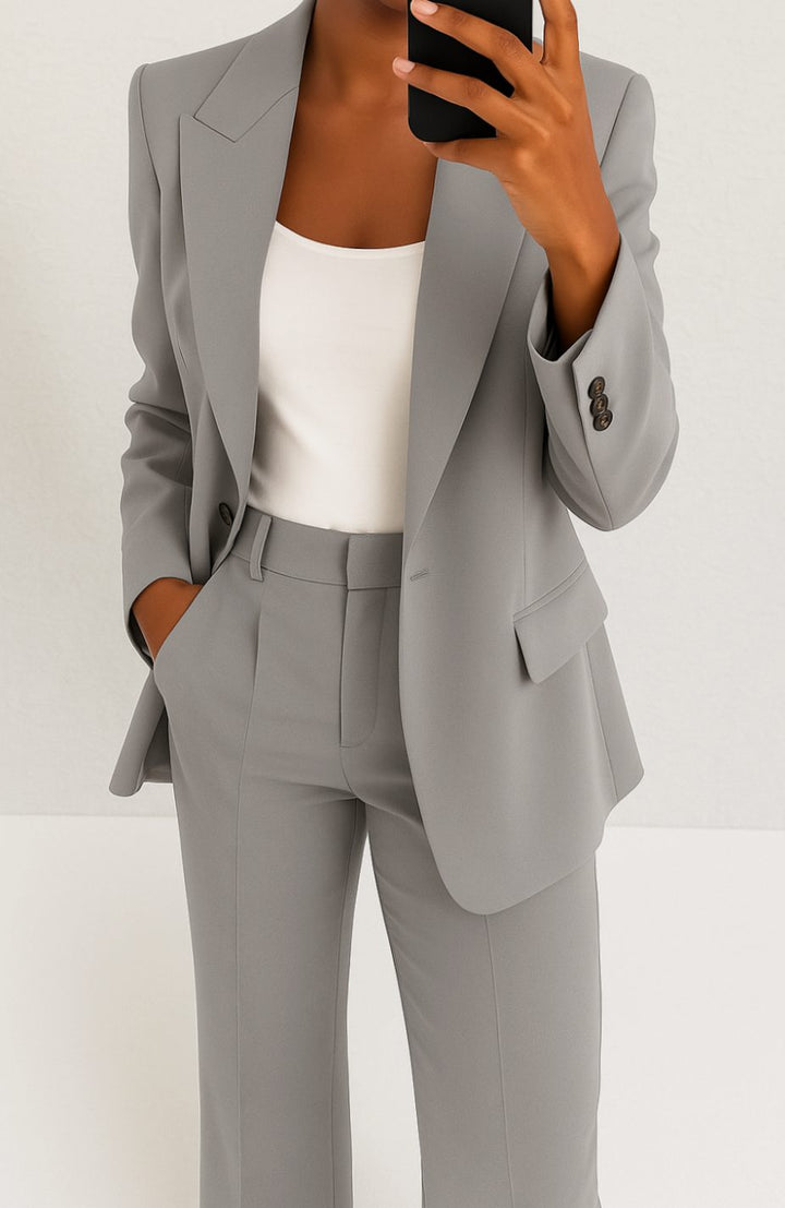 Conjunto de blazer y pantalón recto, diseño entallado. Moda ejecutiva para mujer que busca confort y estilo profesional.
