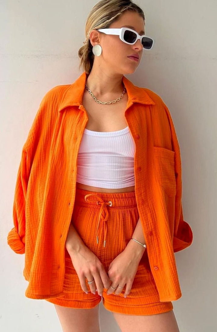 Conjunto oversize de camisa y shorts para mujer, ideal para verano y look casual. Fresco y versátil.