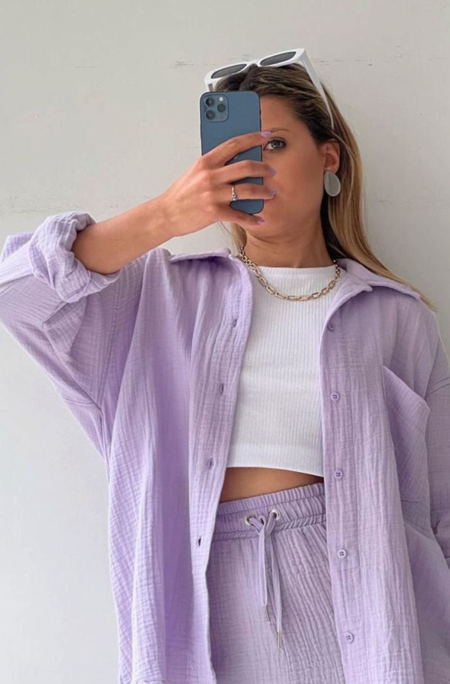 Moda de verano: conjunto oversize para mujer, camisa y shorts, ideal para un día casual y confortable.