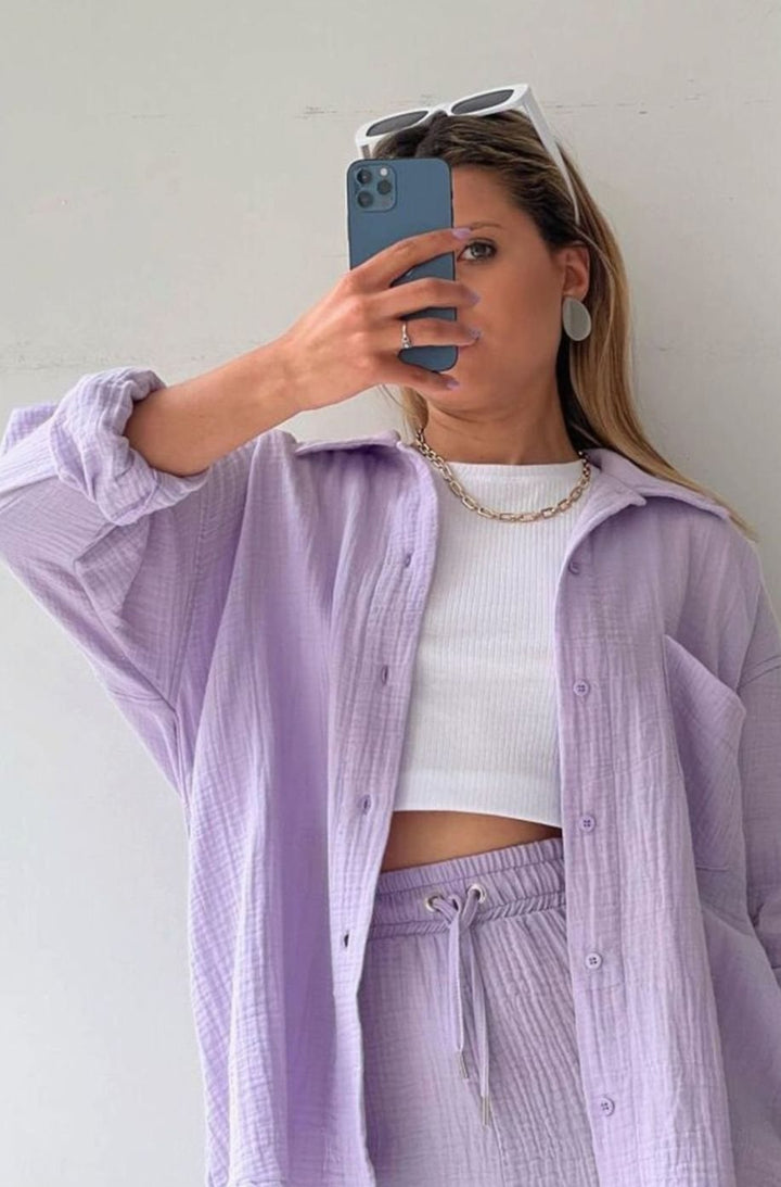 Moda de verano: conjunto oversize para mujer, camisa y shorts, ideal para un día casual y confortable.
