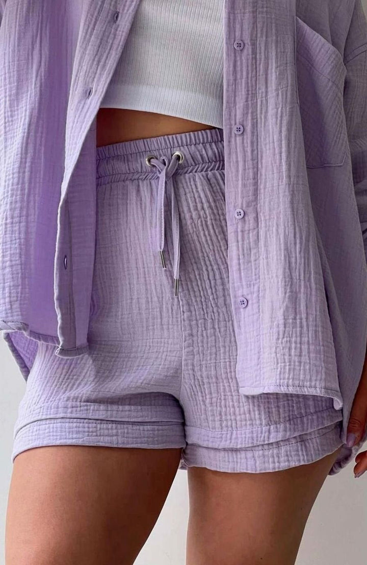 Ropa versátil de verano: conjunto de camisa y shorts oversize para mujer, estilo relajado para vacaciones.