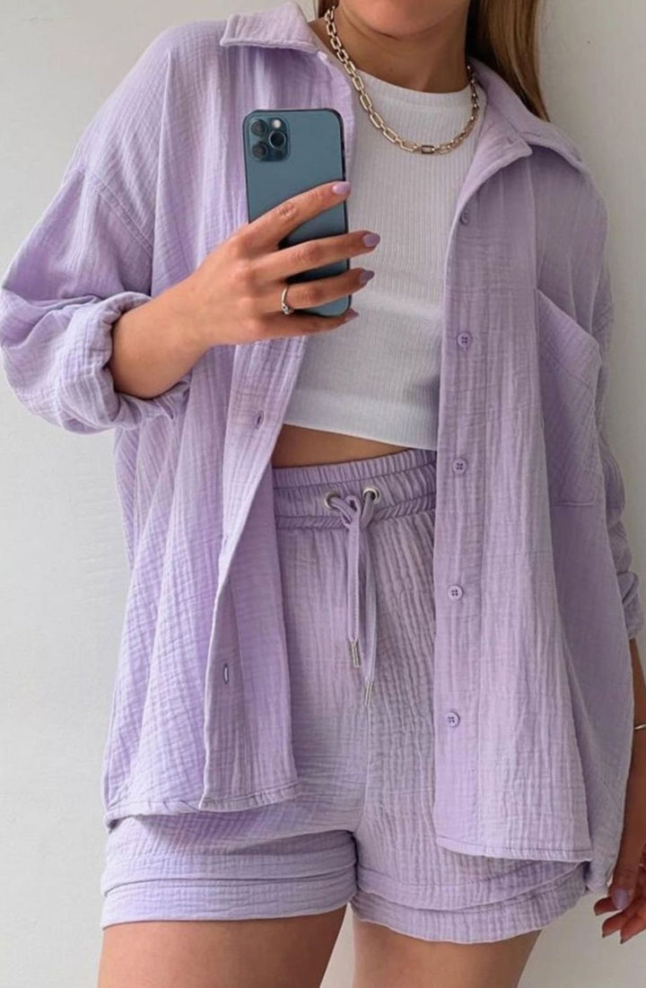 Conjunto fresco para mujer: camisa de manga corta y shorts oversize, moda veraniega casual y cómoda.