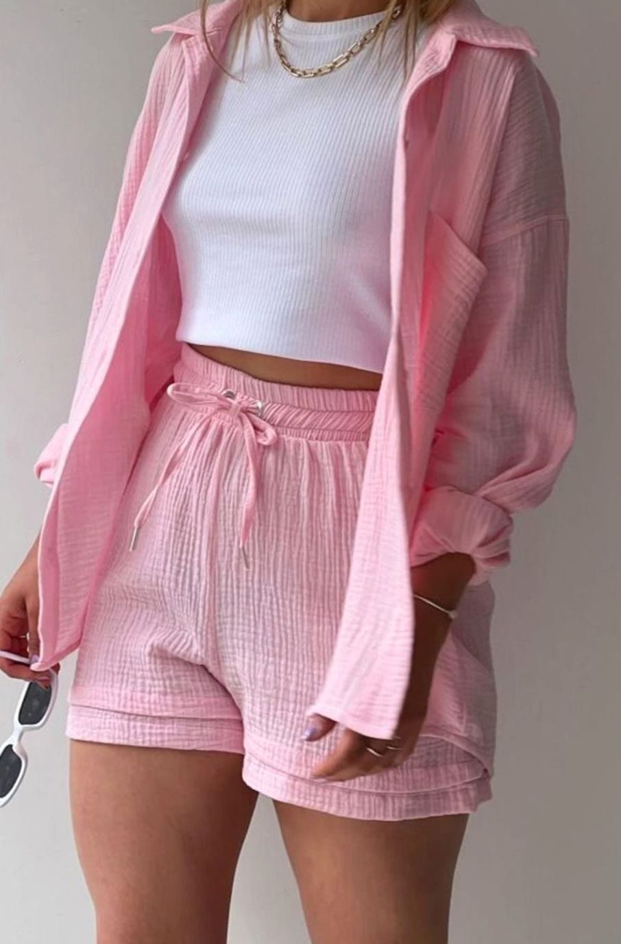 Playa y vacaciones: conjunto oversize de camisa y shorts para mujer, look cómodo, casual y chic.