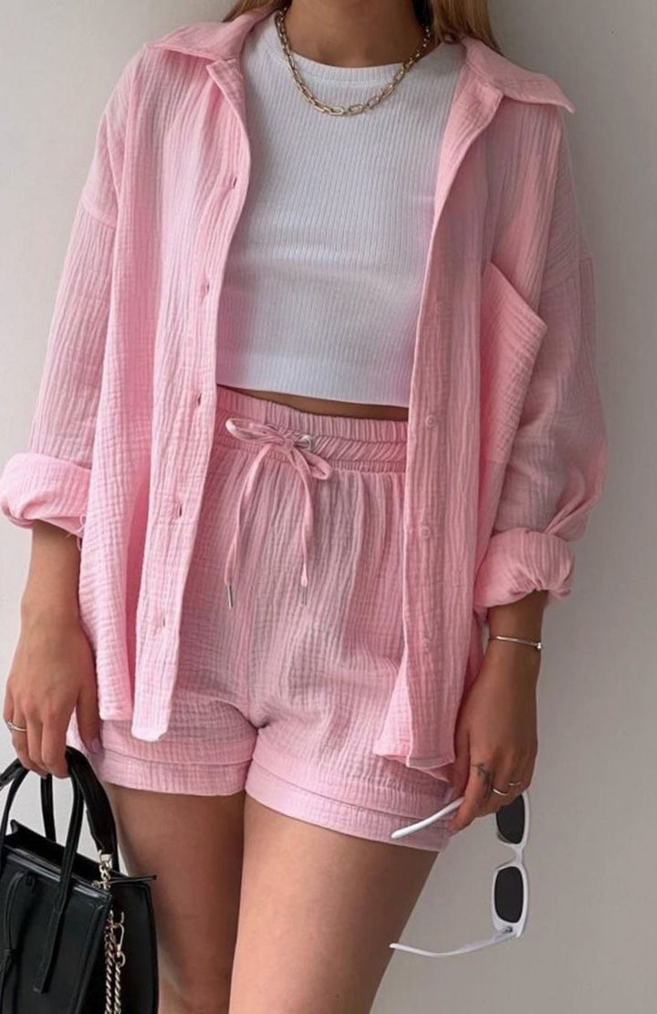 Conjunto de mujer estilo oversize, camisa y shorts, perfecto para un verano relajado, fresco y con estilo.