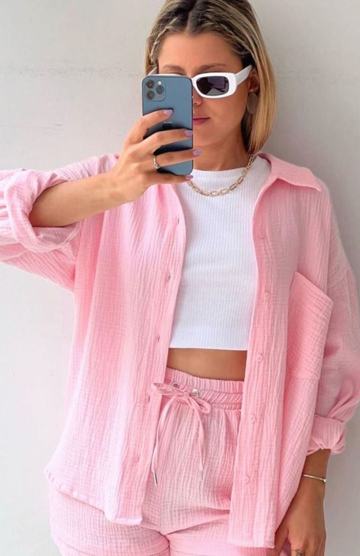 Ropa casual de verano: conjunto oversize para mujer, camisa y shorts ligeros y frescos para la playa.