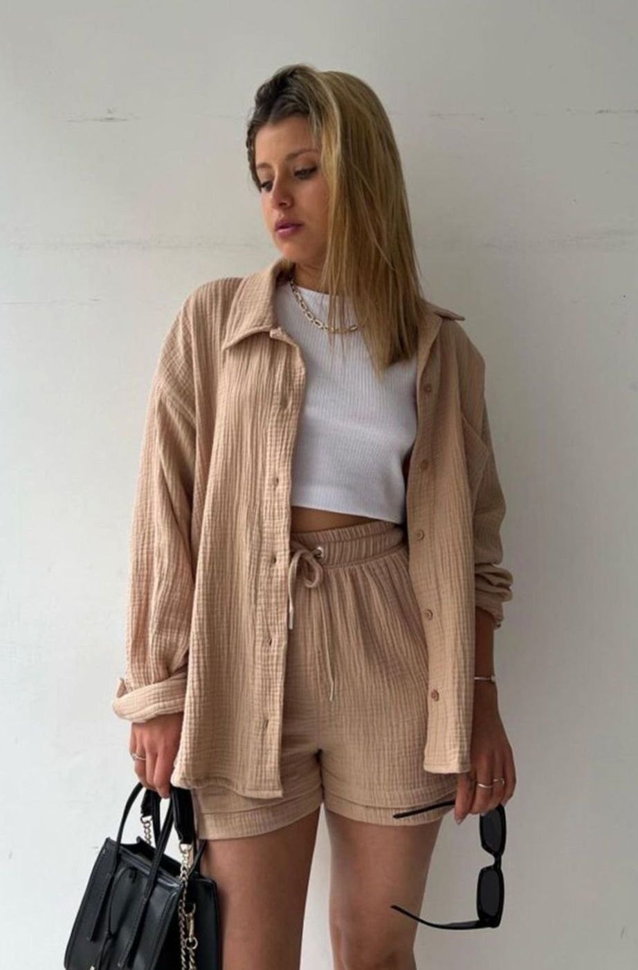 Conjunto dos piezas para mujer, camisa y shorts oversize, moda de playa, vacaciones y look relajado.