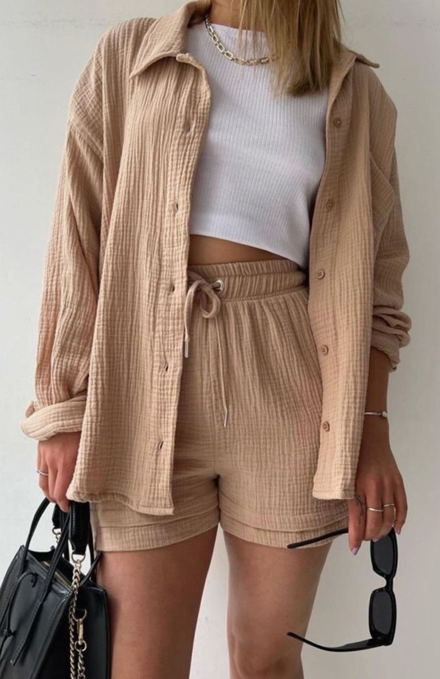 Look veraniego: conjunto de camisa y shorts oversize para mujer, cómodo, fresco y muy versátil.