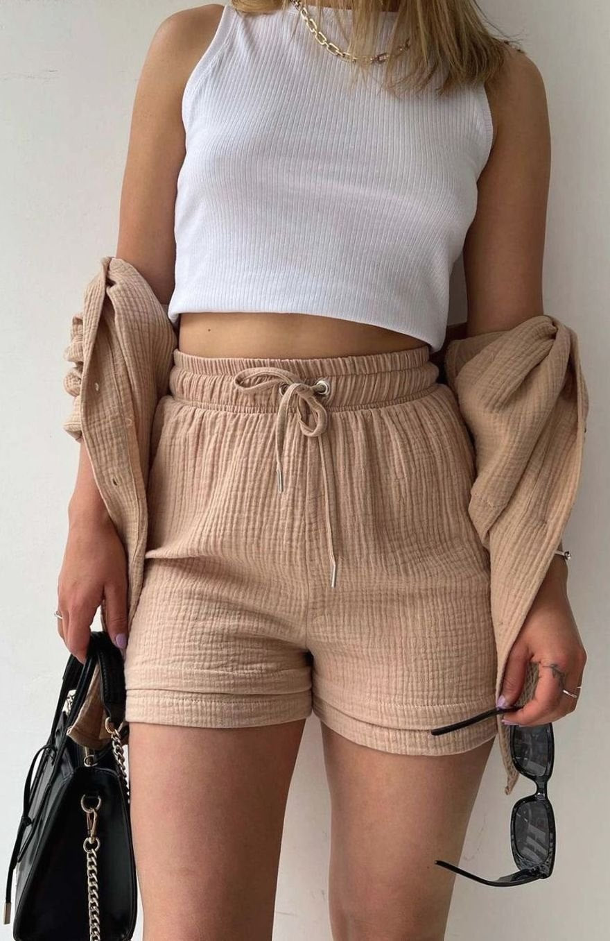 Conjunto oversize de mujer, camisa y shorts para un estilo fresco, ideal para días de verano y casual.