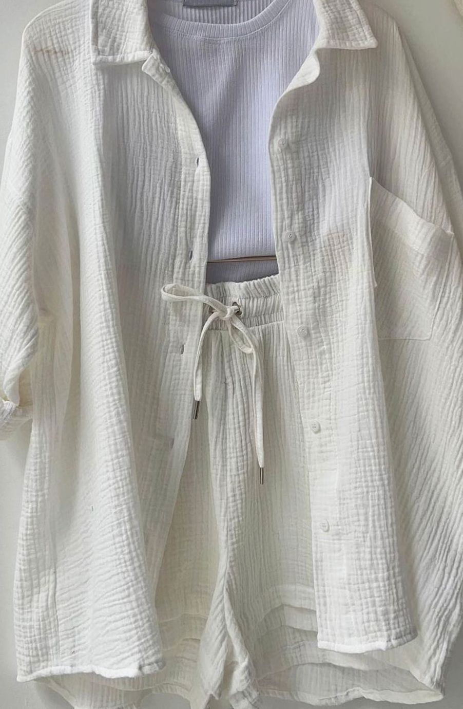 Conjunto de verano oversize para mujer, camisa y shorts, ideal para un look casual, fresco y relajado.
