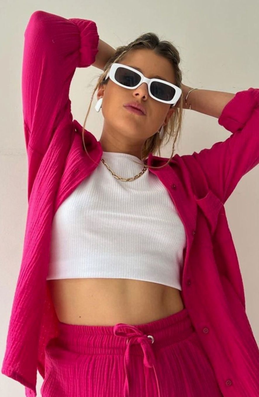 Conjunto fresco de camisa y shorts oversize para mujer, versátil para cualquier ocasión veraniega y playa.