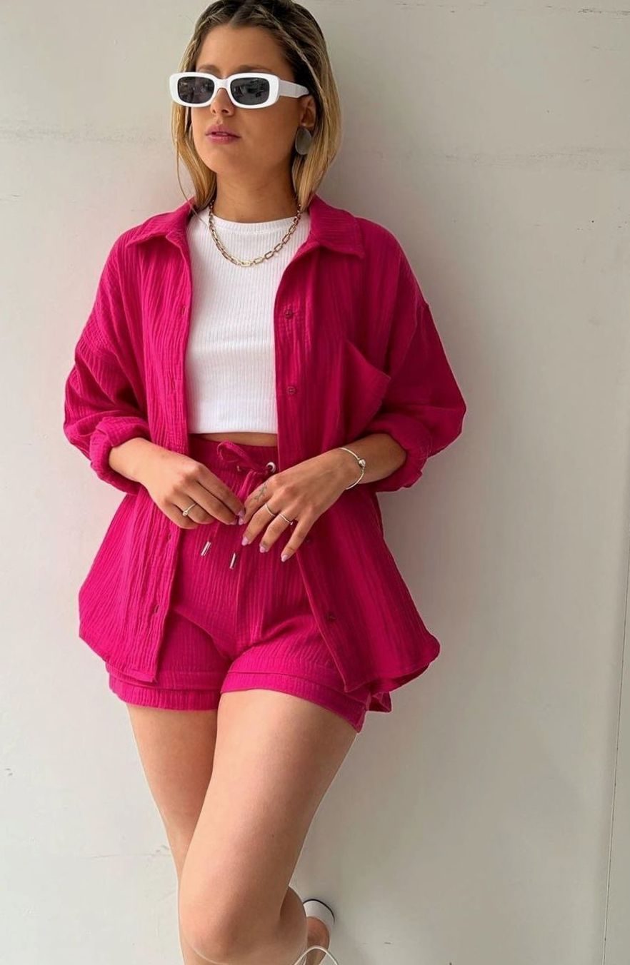 Look relajado con conjunto oversize de camisa y shorts para mujer, comodidad y estilo en verano casual.