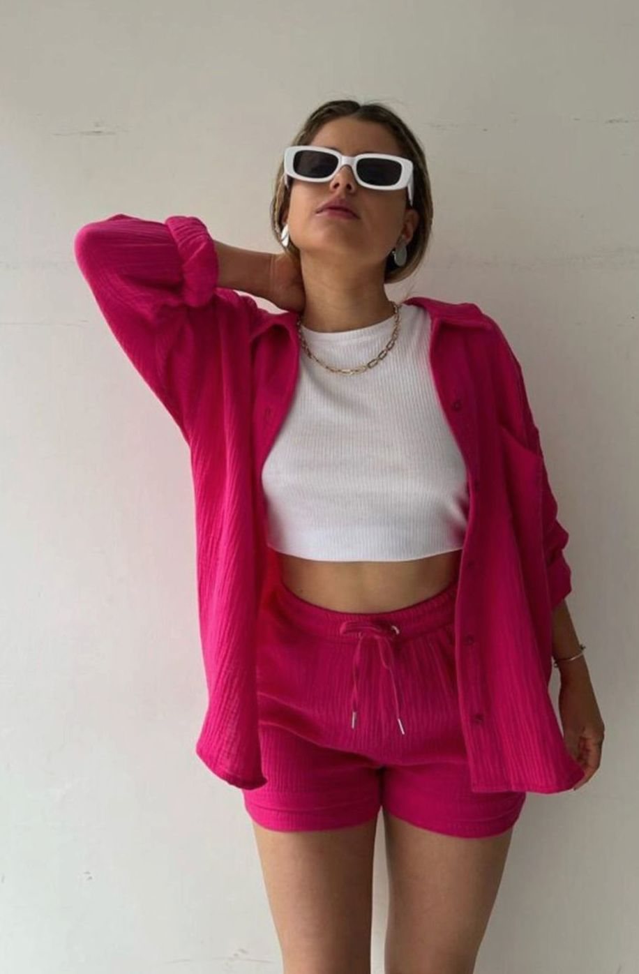Conjunto de verano para mujer: camisa y shorts estilo oversize, fresco, moderno y casual para vacaciones.