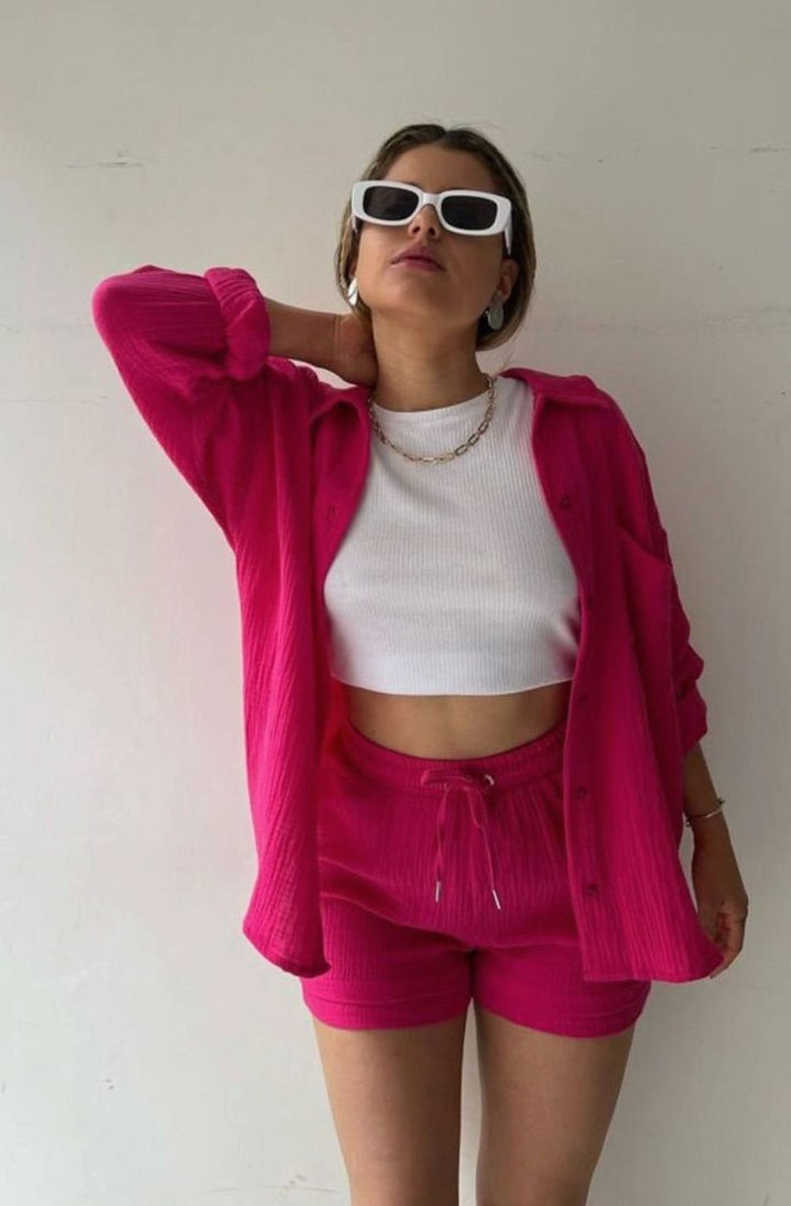Conjunto de verano para mujer: camisa y shorts estilo oversize, fresco, moderno y casual para vacaciones.
