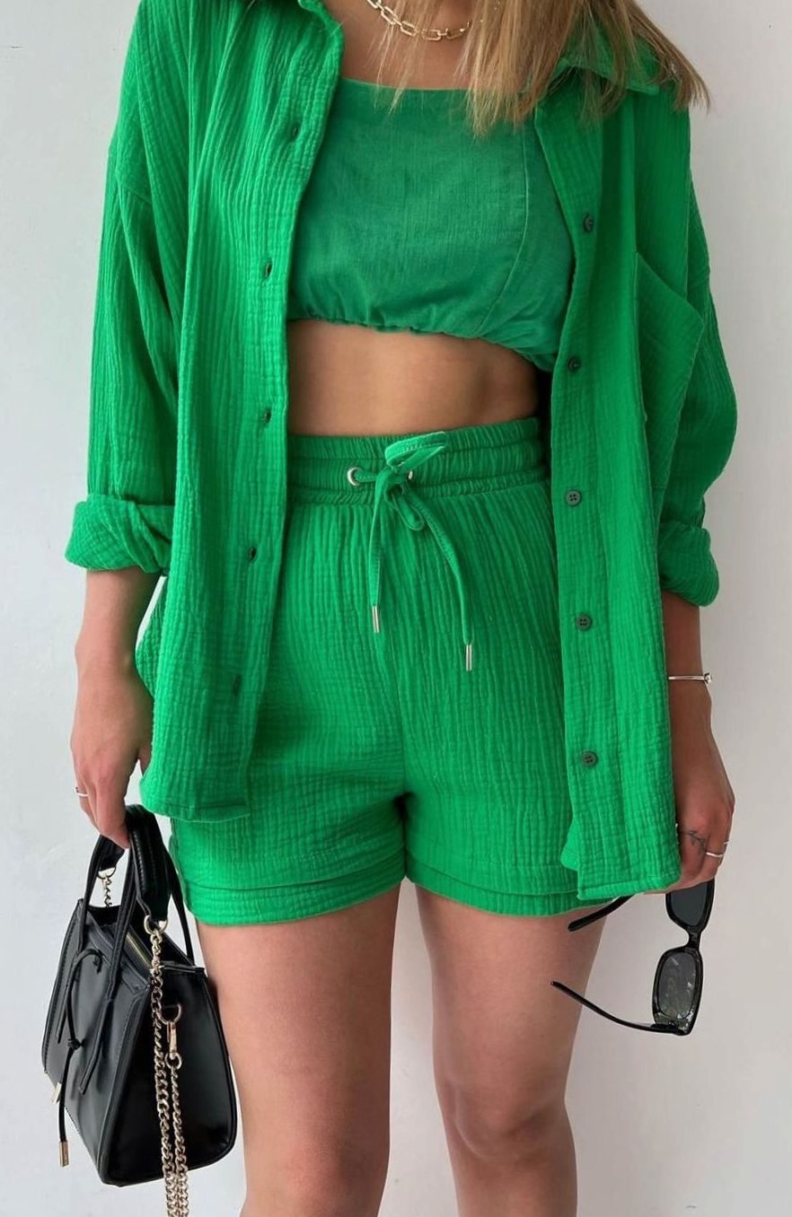 Estilo oversize en conjunto de camisa y shorts para mujer, ropa casual y fresca para un look de verano.
