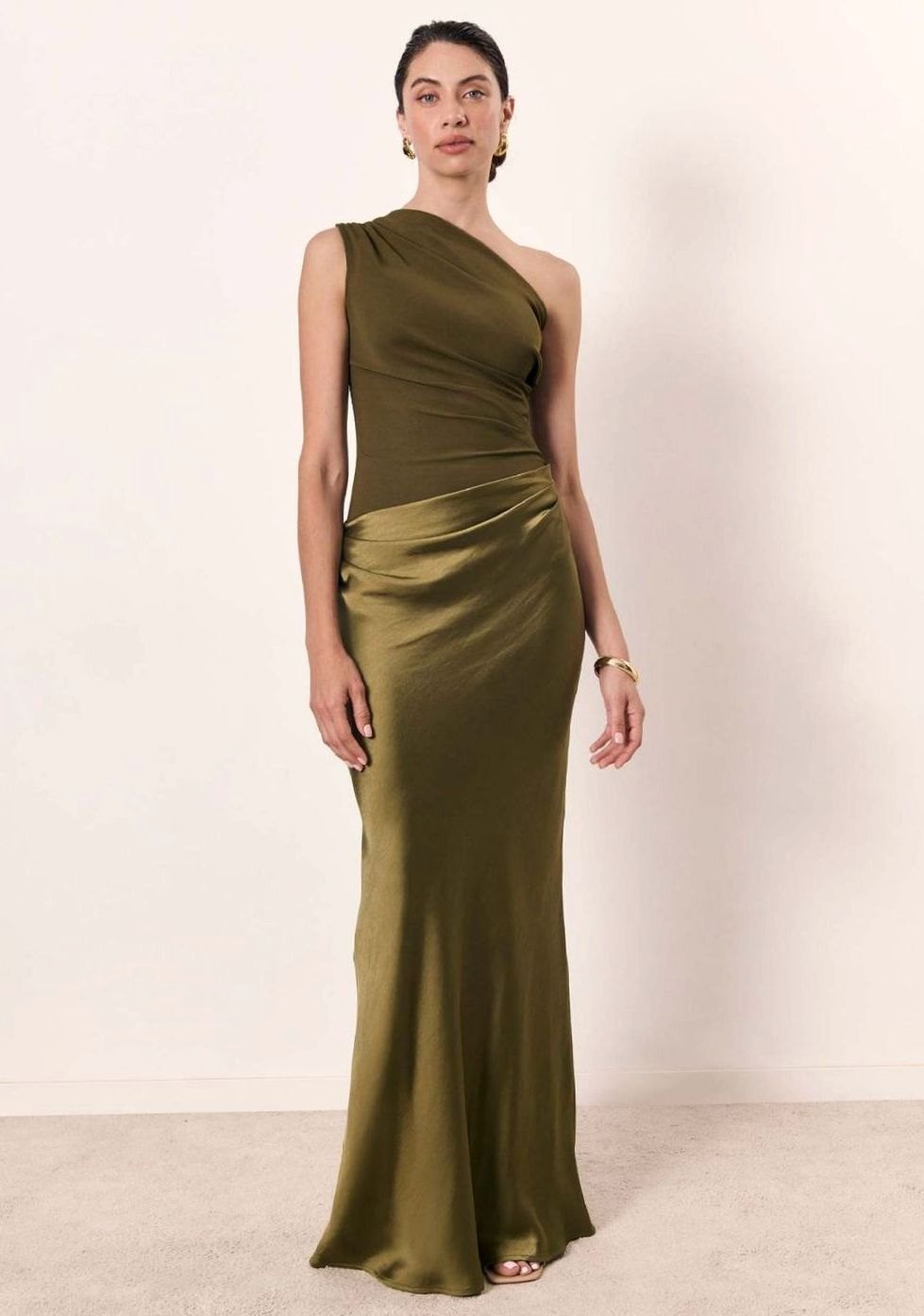 Sofisticado vestido de satén fruncido asimétrico de un hombro, ideal para gala femenina con estilo.