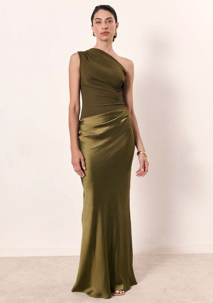 Sofisticado vestido de satén fruncido asimétrico de un hombro, ideal para gala femenina con estilo.