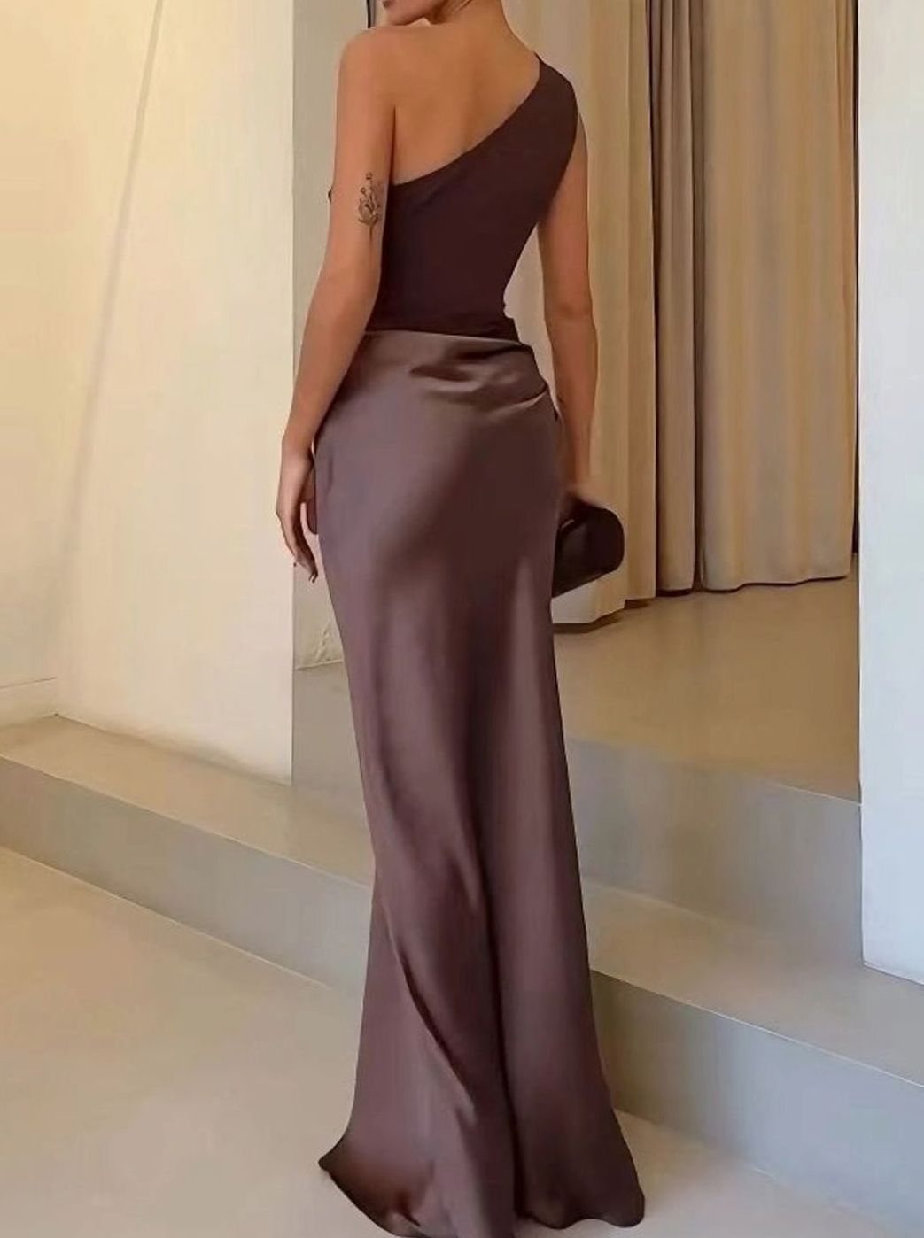 Vestido de satén fruncido asimétrico de un hombro, ideal para fiestas y galas.