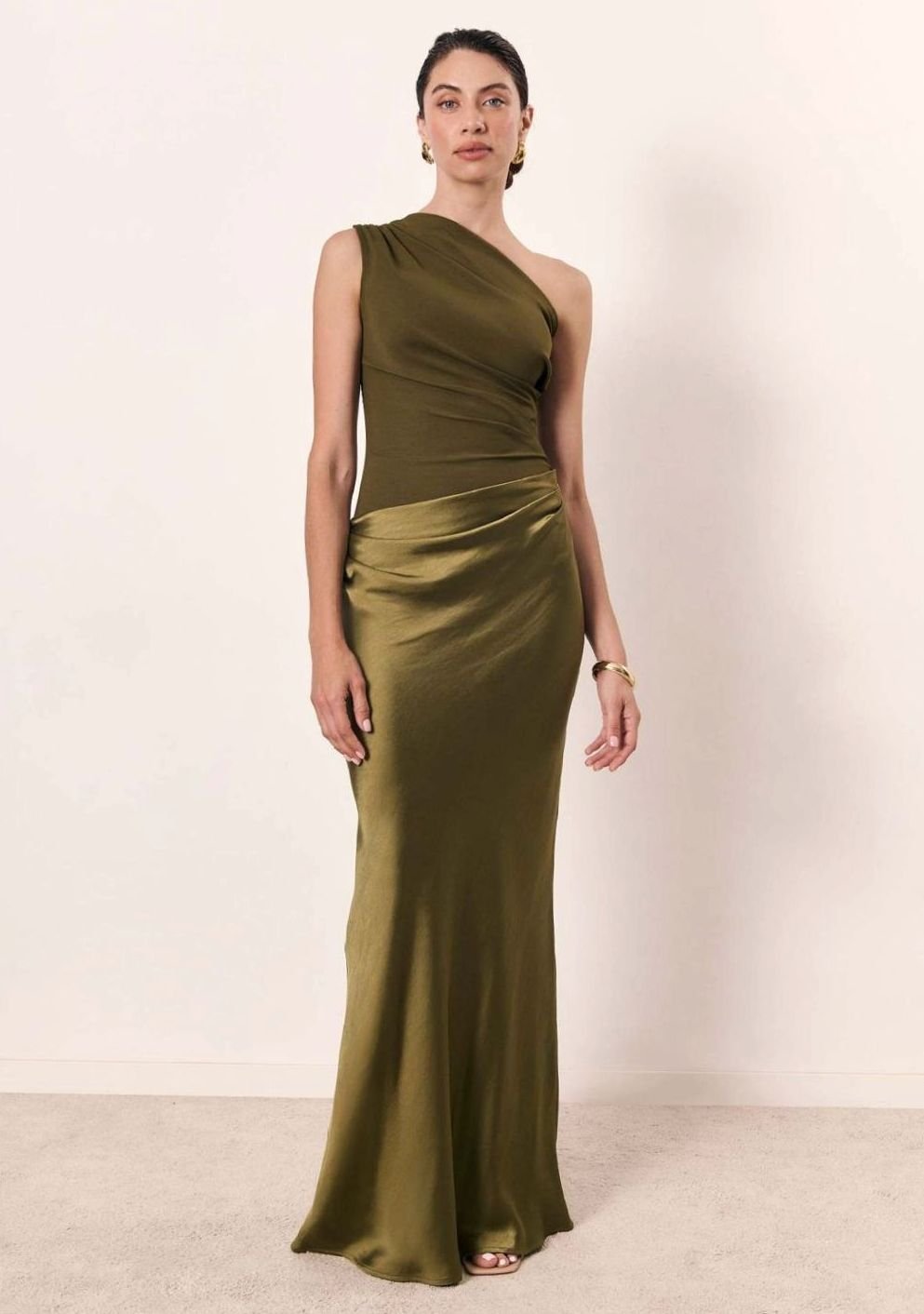 Elegante vestido largo de fiesta asimétrico de satén, con detalles fruncidos para mujer.