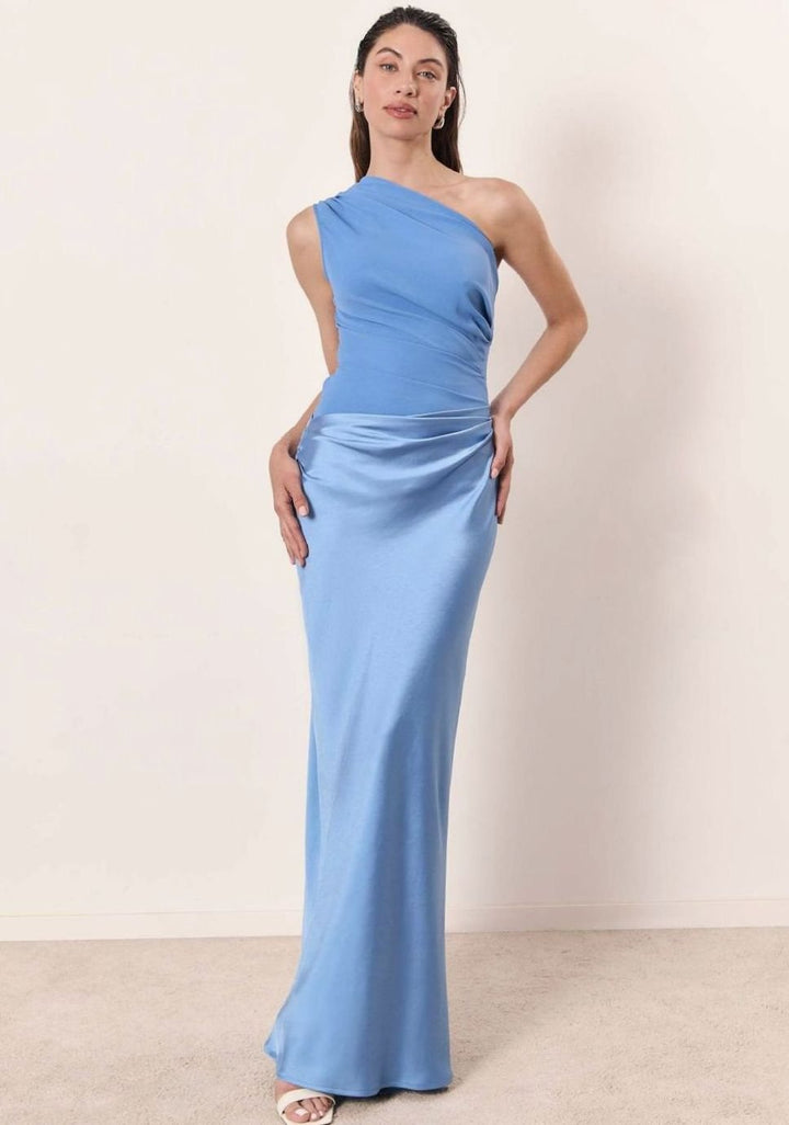 Vestido de gala largo de satén fruncido con diseño asimétrico y corte de un hombro.