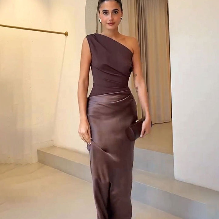 Lujoso vestido de satén fruncido asimétrico para mujer, perfecto para cócteles y eventos especiales.