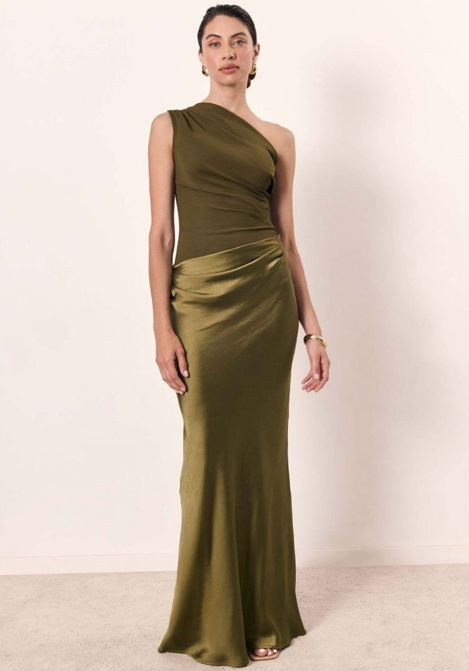 Vestido de fiesta asimétrico de satén fruncido, perfecto para eventos elegantes y celebraciones.