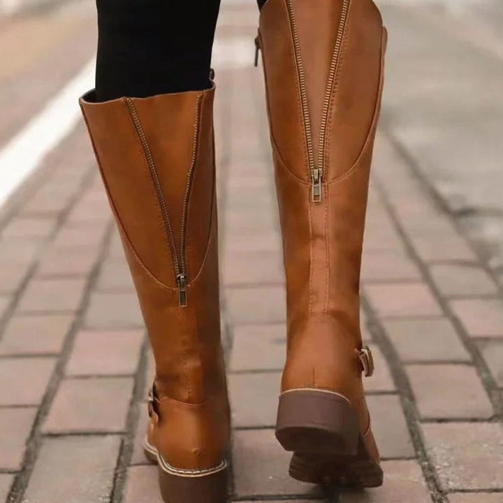 Botas largas de mujer ortopédicas con hebilla, elegantes y cómodas, ideales para tu vestuario de otoño.
