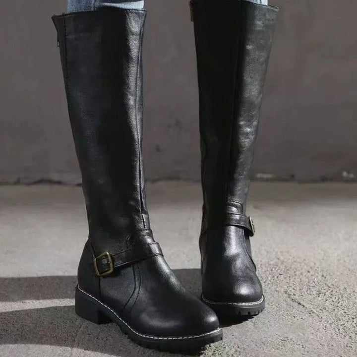 Botas altas casuales para mujer con hebilla. Diseño ortopédico que brinda confort y estilo en cualquier ocasión.