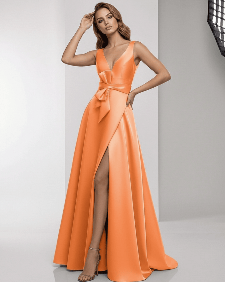 Moda femenina: vestido maxi naranja fluido y elegante, ideal para ocasiones formales.
