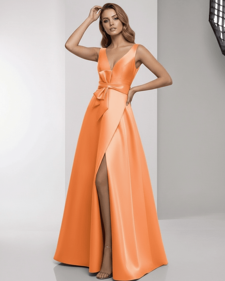 Maxi vestido naranja fluido con escote V, perfecto para invitada de boda y ocasiones especiales.