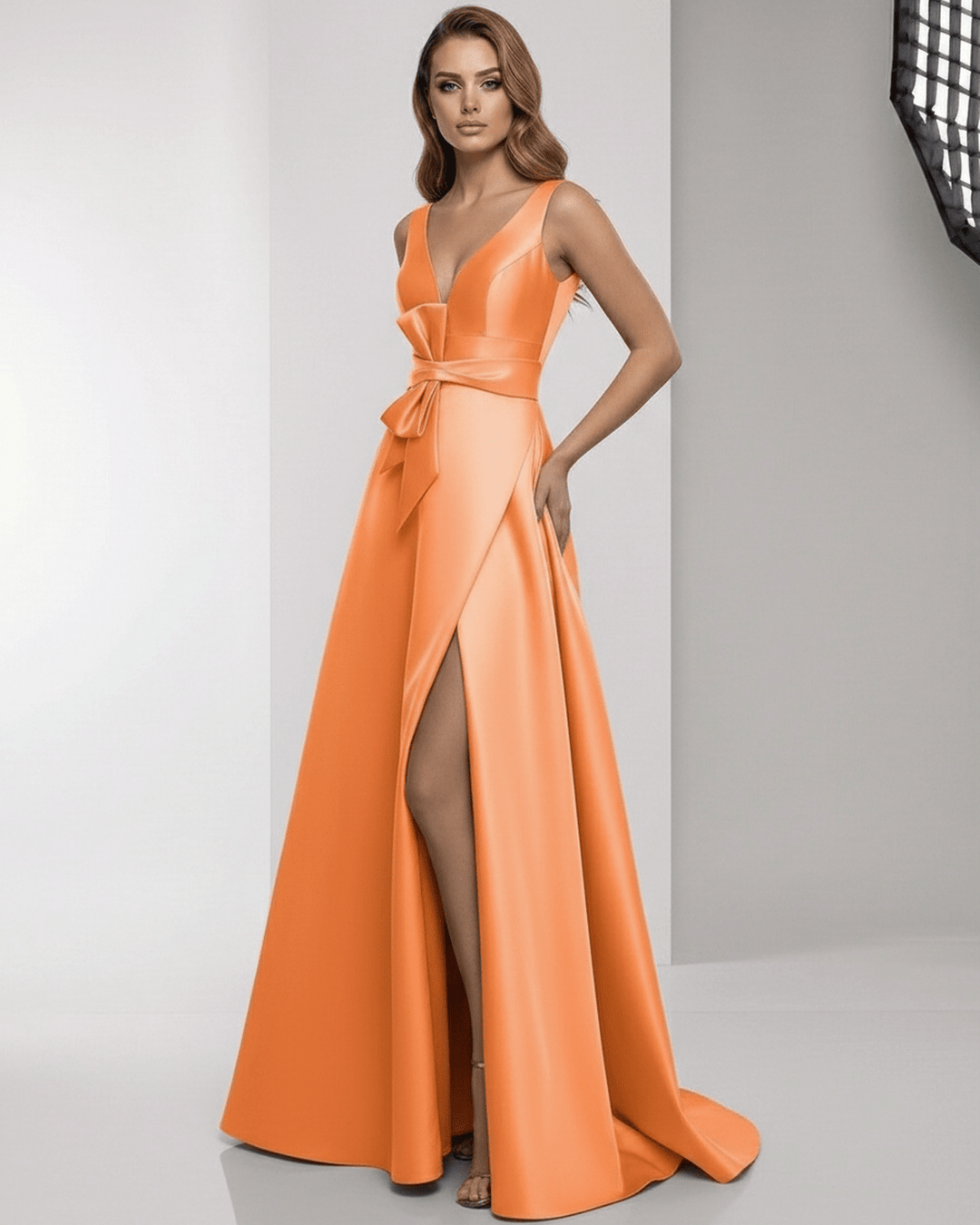 Vestido de invitada de boda maxi naranja, fluido y elegante, perfecto para la noche.