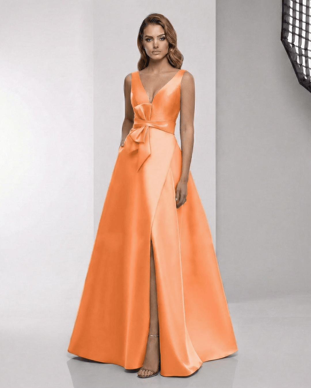 Vestido maxi naranja elegante para mujer, ideal para fiestas y eventos formales. Moda femenina fluida.