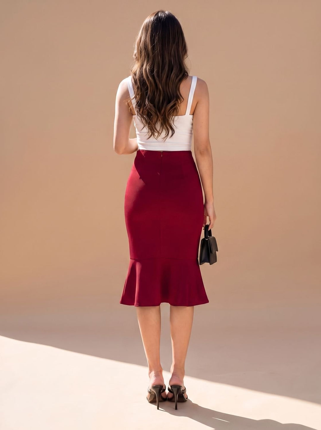 Falda midi fishtail de mujer, corte tubo y talle alto, ideal para un look de oficina profesional.