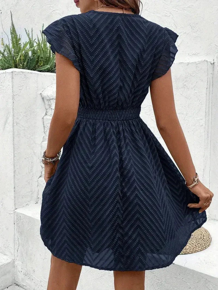 Vestido de fiesta corto para mujer, bordado, escote V, cintura entallada. Glamour y estilo femenino.