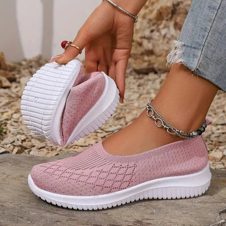Zapatillas slip-on flexibles para mujer. Perfectas para caminar, ofrecen comodidad y ligereza todo el día.