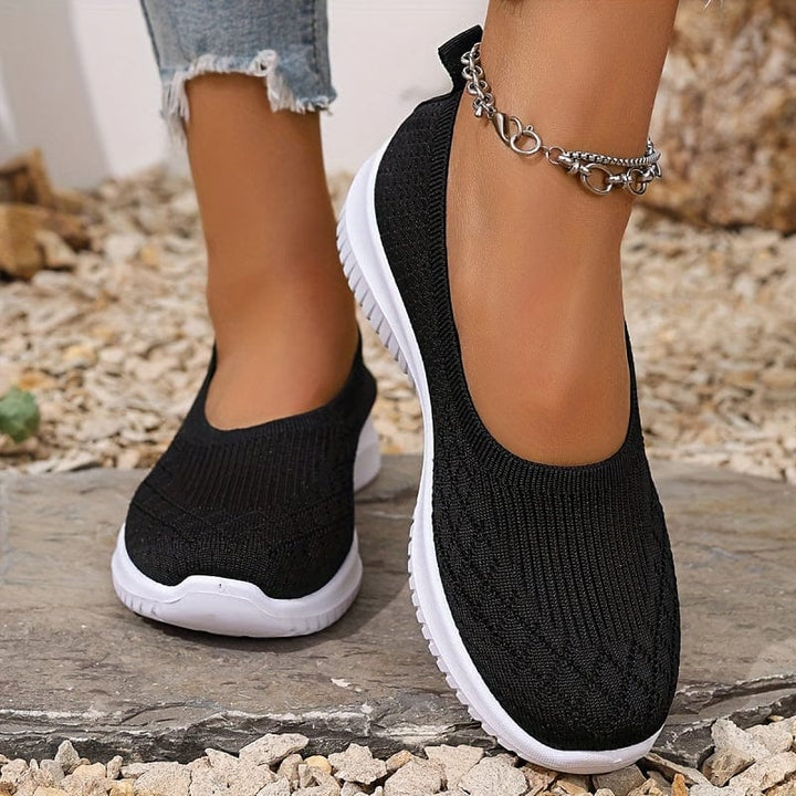 Zapatillas mujer slip-on cómodas y transpirables. Calzado ligero con suela flexible para caminar y uso diario.