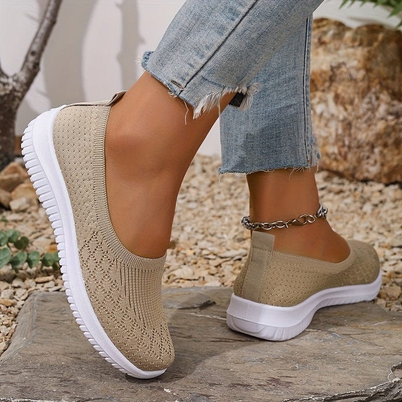 Zapatillas slip-on casuales para mujer. Calzado de estilo moderno, cómodo y flexible para el día a día.