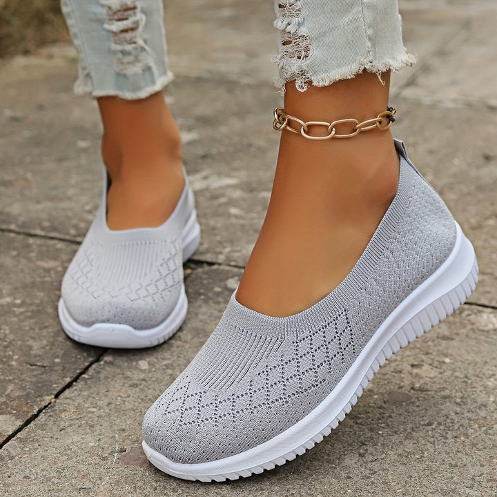Zapatillas slip-on para mujer, cómodas y flexibles. Ideales para caminar y uso diario.