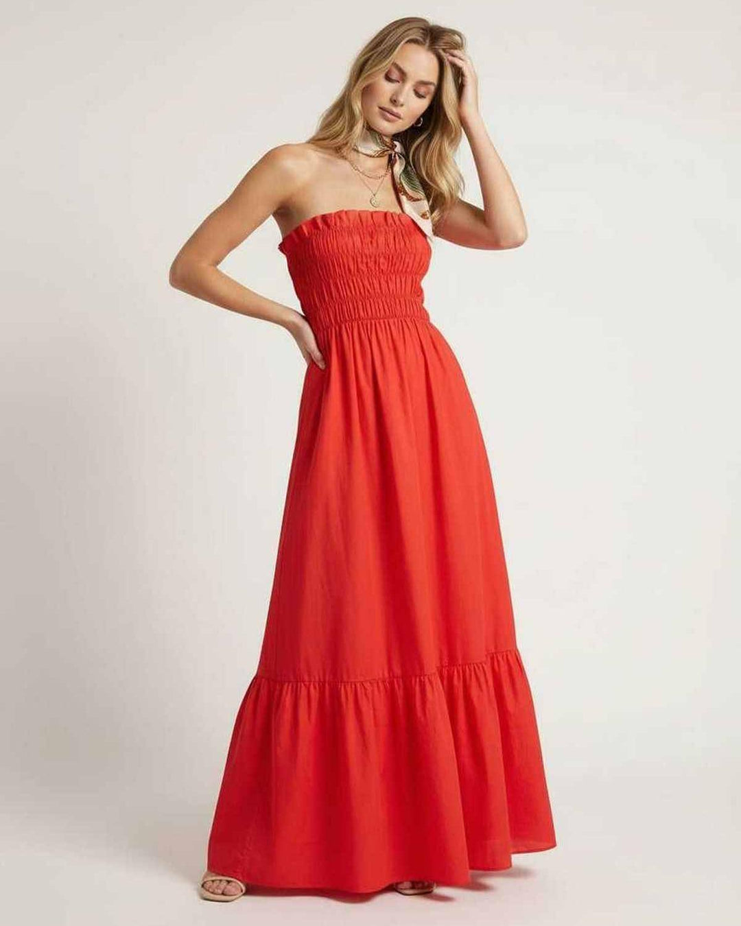 Detalle de vestido maxi blanco fruncido, diseño sin tirantes, ropa esencial de vacaciones.