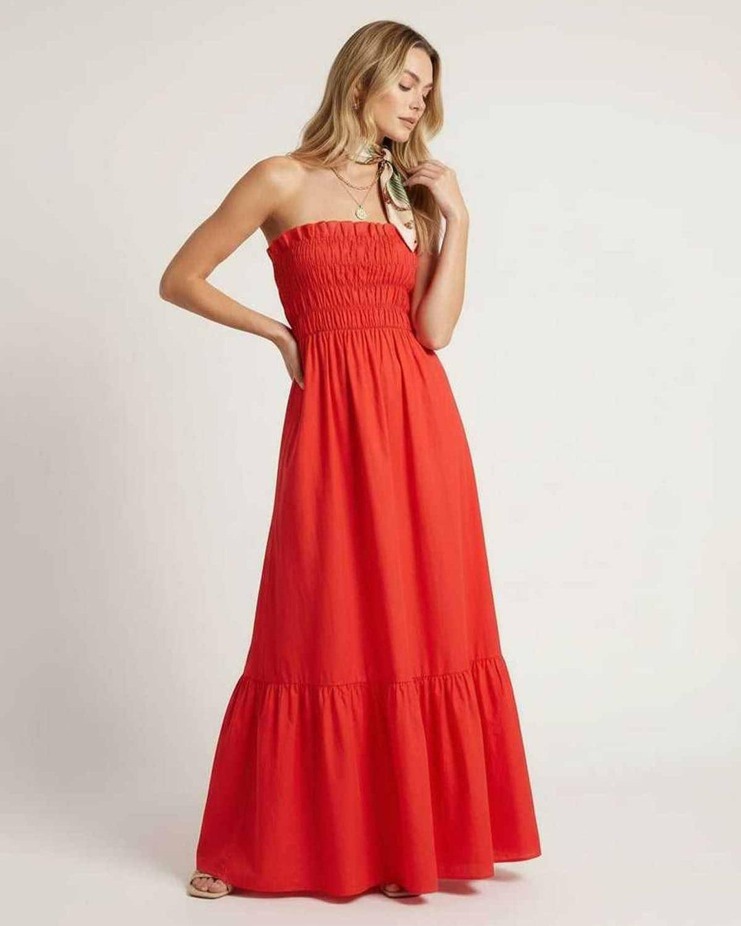 Vestido blanco sin tirantes estilo maxi, con fruncido sutil, ideal para un look veraniego.
