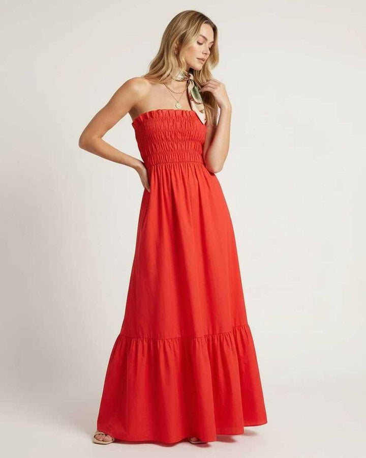 Vestido blanco sin tirantes estilo maxi, con fruncido sutil, ideal para un look veraniego.