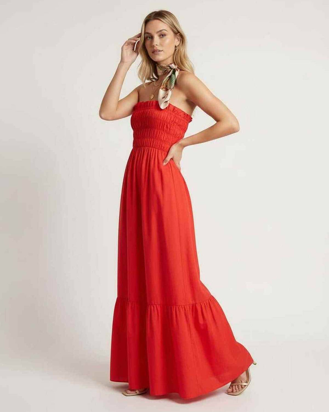 Moda femenina: vestido maxi blanco sin tirantes fruncido, atuendo elegante para el verano.
