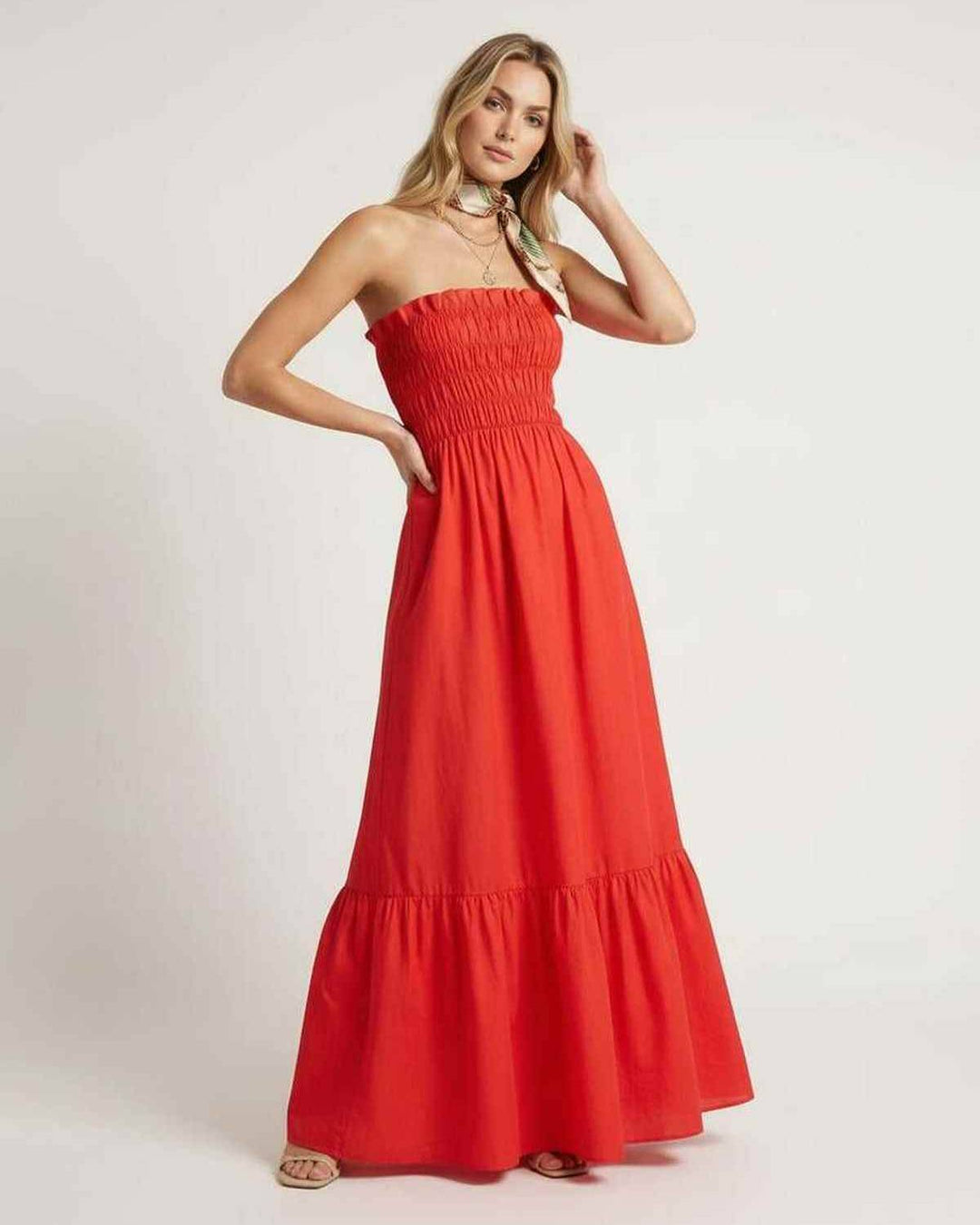 Vestido de verano blanco fruncido y sin tirantes, estilo maxi para playa o casual.