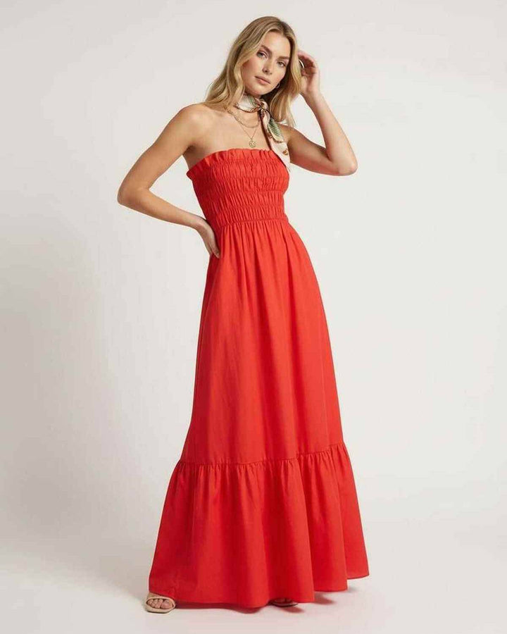 Vestido de playa blanco para mujer, diseño maxi sin tirantes fruncido, atuendo fresco.