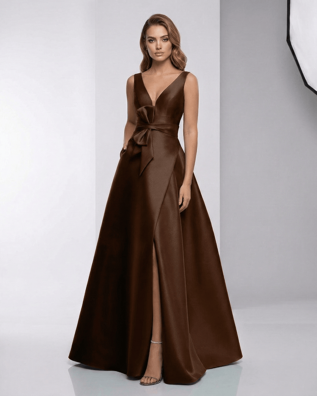 Vestido maxi de noche satinado para mujer, elegante y glamuroso, ideal para fiestas y eventos formales.