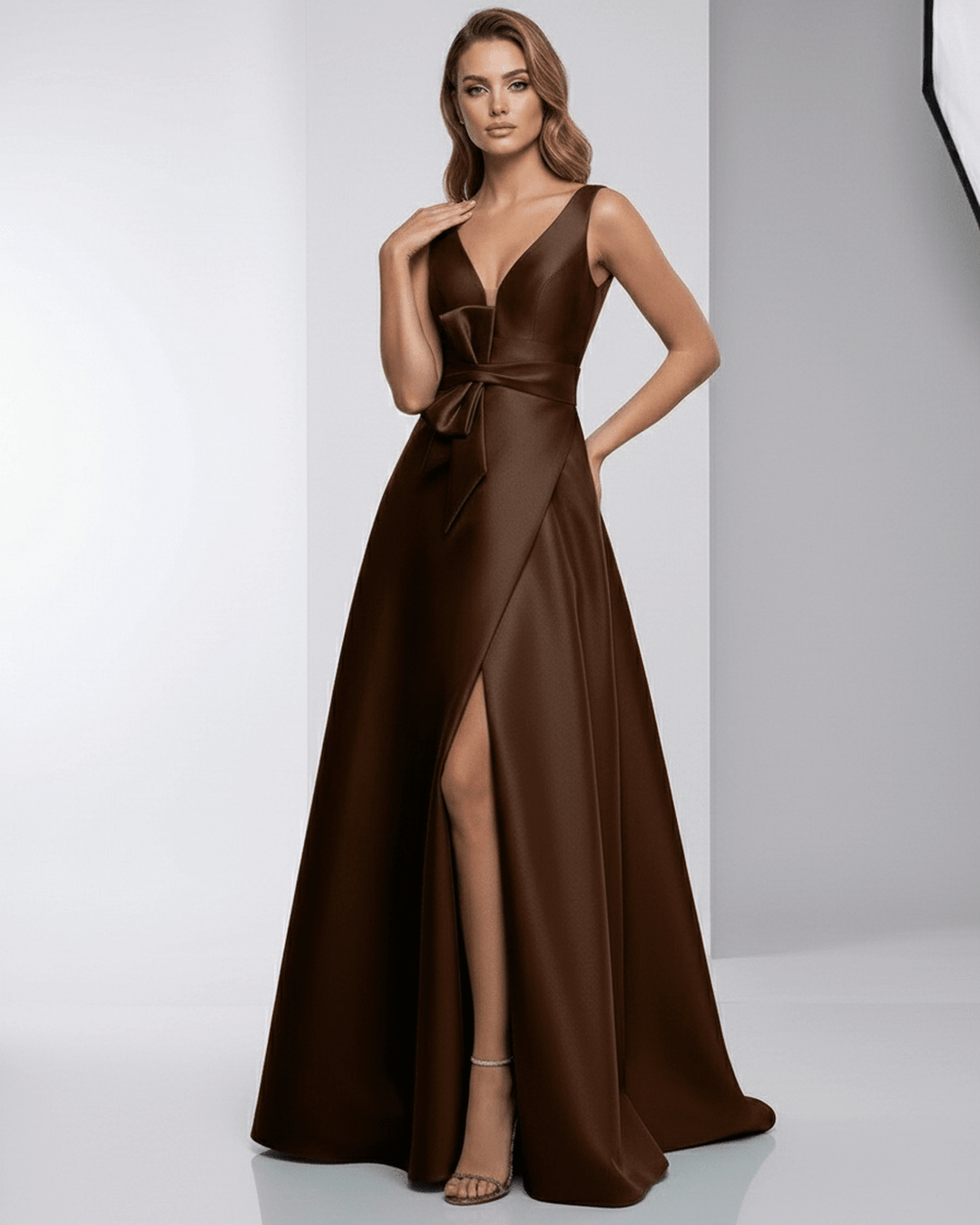 Vestido maxi de satén largo y glamuroso para mujer, con caída elegante, ideal para un look sofisticado.