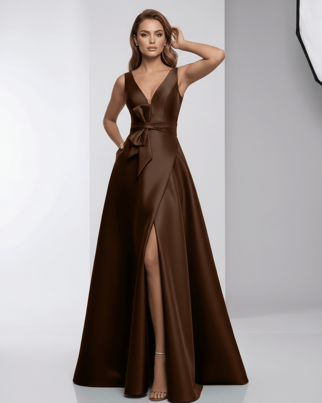 Vestido elegante satinado sin mangas para mujer, diseño chic para fiestas y eventos donde quieras destacar.
